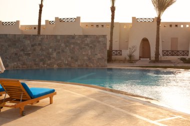 Su havuzu arka planda, Mısır'daki tatil