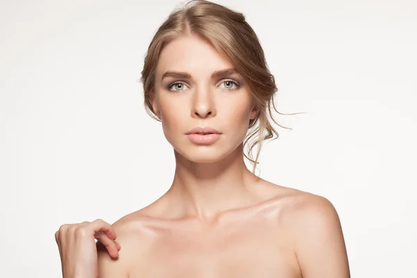 Retrato de mulher bonita olhando para a câmera. Menina da beleza. Isolado sobre fundo branco — Fotografia de Stock