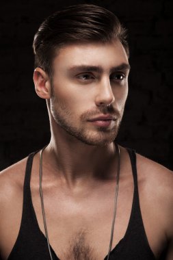 Yakışıklı adam portre siyah arka plan üzerine