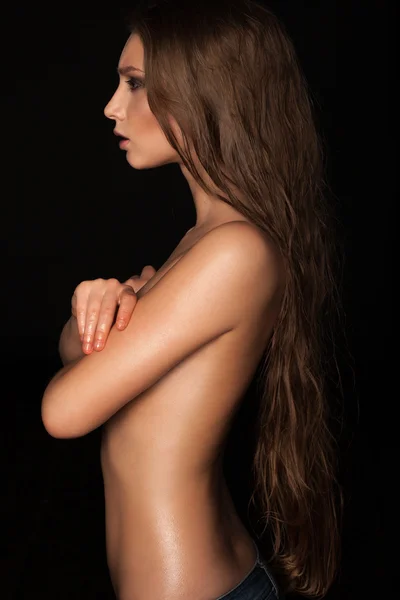 Ritratto di bella modella sexy bruna con trucco, capelli lunghi, posa in topless in studio — Foto Stock