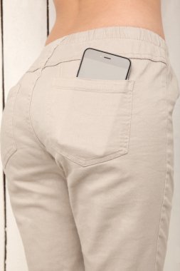 akıllı telefon cep pantolonlu seksi ganimet ile güzel kız