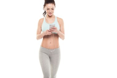 Fitness kız beyaz bir arka plan üzerinde bir akıllı telefon ile hoşlanır spo