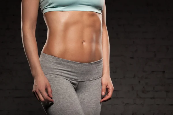Fitness-Frau mit muskulösem Körper, macht ihr Workout, Bauch, Bauch — Stockfoto