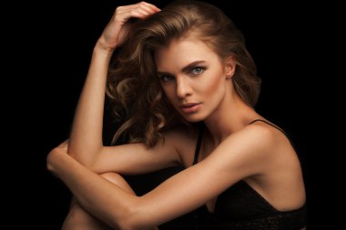 Vogue stil yakın çekim portre olan uzun güzel kadın kıvırcık