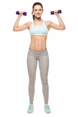 Sportif kadın beyaz arka plan üzerinde izole dumbbells ile onun egzersiz yapmak