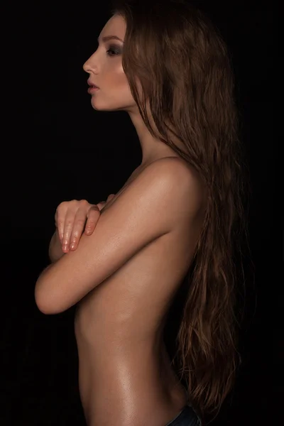 Ritratto di bella modella sexy bruna con trucco, capelli lunghi, posa in topless in studio — Foto Stock