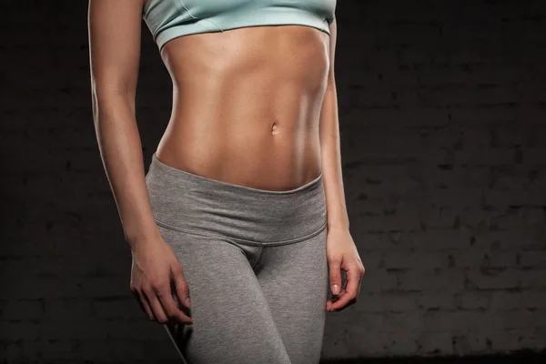 Kvinne med muskuløs kropp, trene, magemuskler, abdominaler – stockfoto