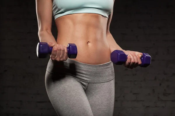 Fitness-Frau mit muskulösem Körper, trainiert mit Kurzhanteln, Bauch, Bauch — Stockfoto