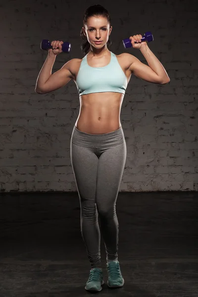 Fitness kobiece kobieta z mięśni ciała, czy jej praca z dum — Zdjęcie stockowe