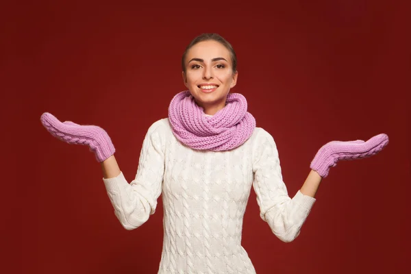 Atmosfera de inverno tiro do modelo no estúdio — Fotografia de Stock