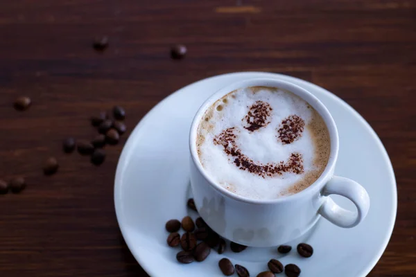 Caffè con gocce di latte e cioccolato sul tavolo. — Foto Stock