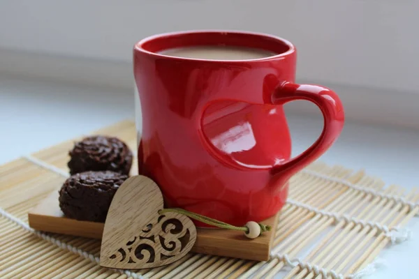 Rote Tasse Kaffee mit Kuchen — Stockfoto