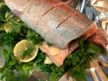 Doldurulmuş kırmızı balık alabalığı mı yoksa limonlu somon balığı mı?.