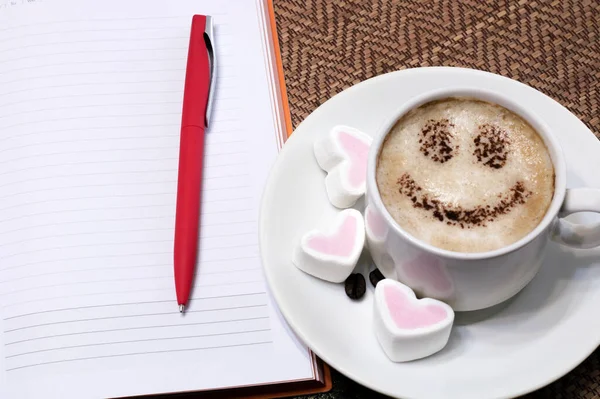 Ein Offenes Notizbuch Und Eine Tasse Kaffee Mit Milch Auf — Stockfoto