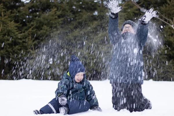 Kış Eğlencesi Çocuklar Karla Oynuyor Kusuyor Yüzler Bulanık Büyük Kardeş — Stok fotoğraf