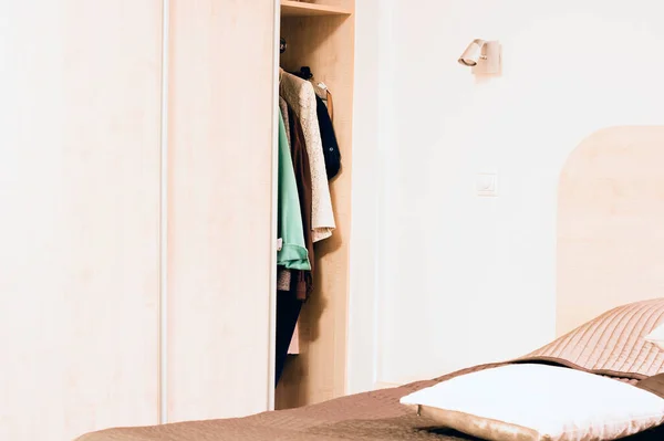 Armario Abierto Con Ropa Mujer Moda Una Percha Habitación Lugar — Foto de Stock