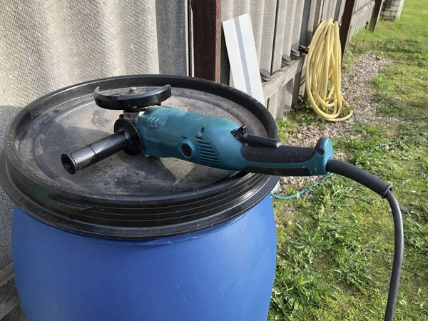 Grinding Tool Sharpening Lies Barrel Fence — Stock Photo, Image