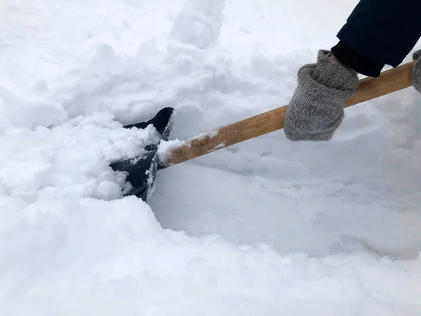Καθαρισμός Του Χιονιού Ένα Φτυάρι Στην Περιοχή — Φωτογραφία Αρχείου