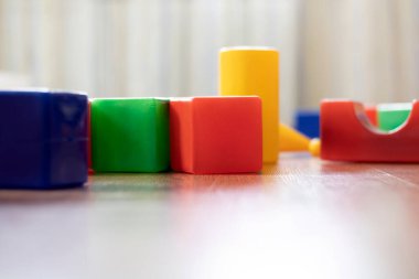 Cok renkli buyuk küpler cocuklarin oyun odasinin zeminine saçılmislar, yakin plan..
