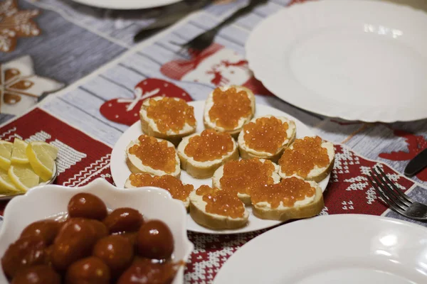 Sanduíches Caviar Vermelho Uma Placa Mesa Festiva — Fotografia de Stock