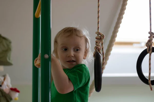 Mały Chłopiec Jest Zaręczony Drabinie Sportowej Pokoju Zabaw Domu — Zdjęcie stockowe