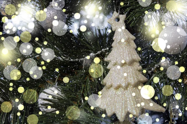 Küçük bir Noel ağacı gerçek bir ağaca asılı. Metnin kopyalanacağı yer.