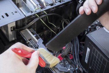 Bilgisayarın içindeki toz ve kiri elektrikli süpürge ve fırçayla temizle.