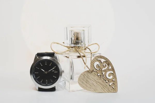 Damenparfüm auf weißem Hintergrund mit Herz und Uhr. Zeit, Geschenke zu machen — Stockfoto