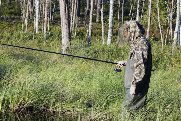 Pescador Traje Camuflaje Botas Altas Con Altas Encimeras Acampanadas Que —  Fotos de Stock