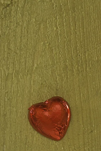 Foil avvolto cuore di cioccolato rosso — Foto Stock