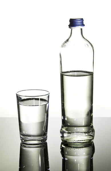 Γυαλί και μπουκάλι με νερό — Φωτογραφία Αρχείου