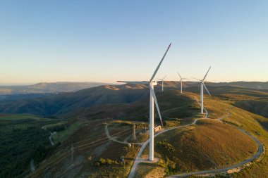 Rüzgar türbinleri, Portekiz 'deki Serra da Freita Arouca Geopark' ın ortasında insansız hava görüntüsü yenilenebilir enerji sağlar.