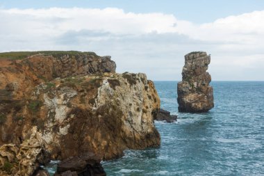 Portekiz 'de Atlantik Okyanusu olan Penishe deniz kayalıkları