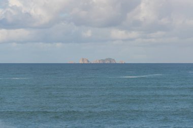 Peniche 'deki Cabo Carvoeiro Burnu' ndan ve Portekiz 'deki Atlantik okyanus dalgalarından görülen Berlengas adası