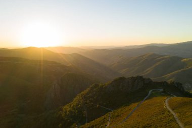 Serra da Freita insansız hava aracı görüntüsü Arouca Geopark yolunda gün batımında, Portekiz 'de
