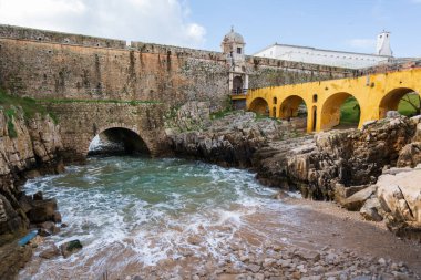 Portekiz 'deki bir mağaradan gelen tarihi köprüsü ve denizi olan Penishe Kalesi