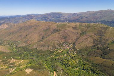 Portekiz 'de, Serra da Freita Arouca Geopark' ta Rio drone hava görüntüsü