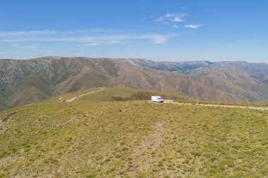 Serra da Freita, Portekiz 'de Arouca Geopark' ta bir karavanın insansız hava aracı görüntüsü.