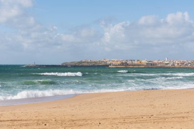 Peniche 'de deniz feneriyle, Portekiz' de sörf cennetinde süpertubolar.