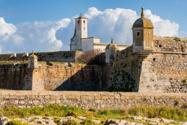 Portekiz 'de tarihi, beyaz binaları ve duvarları olan Penishe Kalesi.
