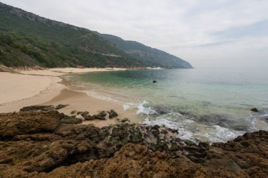 Arrabida parkındaki Galapinhos plajı bulutlu bir günde, Portekiz 'de