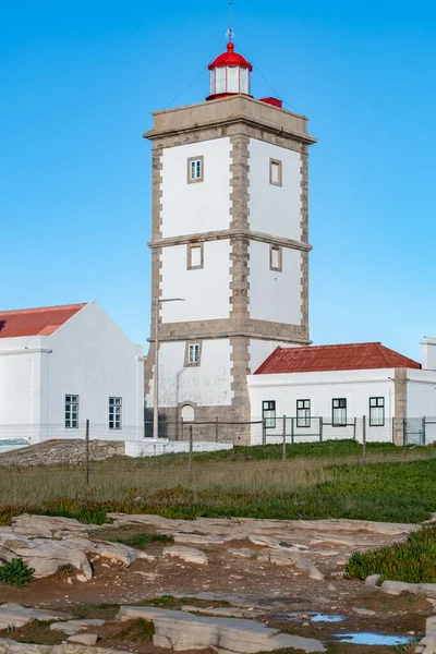 ポルトガルのペニチェにあるカボ カルボエイロ岬灯台白い建物 — ストック写真
