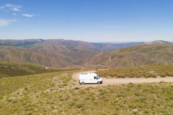 Serra da Freita, Portekiz 'de Arouca Geopark' ta bir karavanın insansız hava aracı görüntüsü.