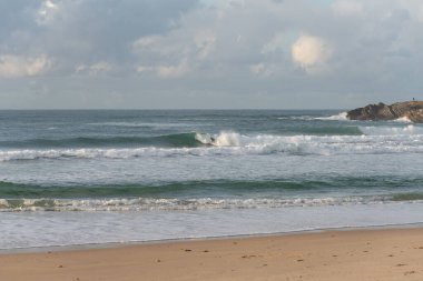 Portekiz, Peniche 'deki Baleal Adası' nda sörf yapan sörfçüler.