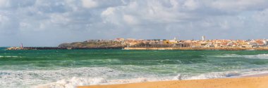 Peniche, Portekiz 'deki Supertubos Sahili Panoraması