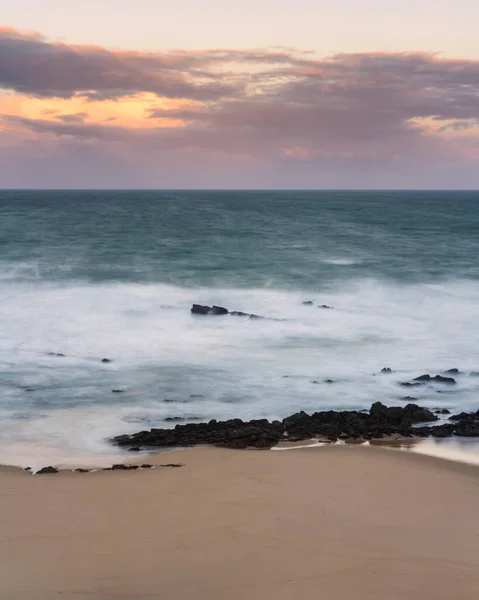 Vågor Santa Cruz Portugal Stranden Vid Solnedgången Lång Exponering Lugnt — Stockfoto