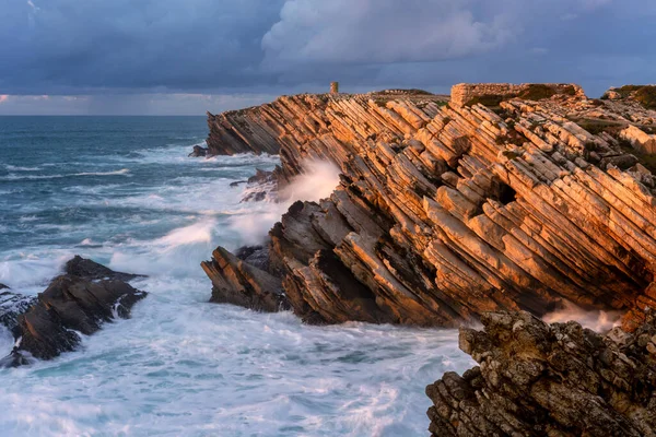 Klippor Vackra Rockdetaljer Baleal Island Med Atlantiska Oceanen Kraschar Vågor — Stockfoto