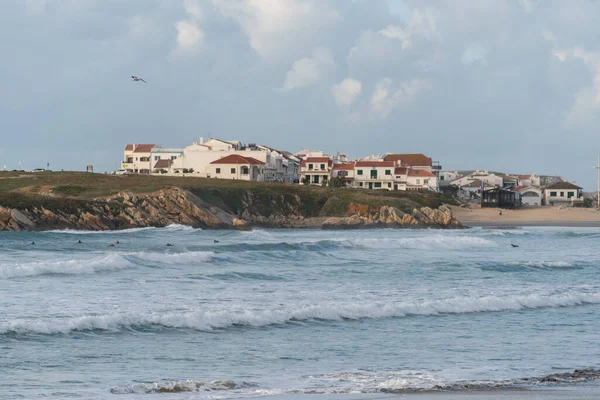 Stranden Baleal Island Och Vackra Hus Med Surfare Atlanten Peniche — Stockfoto