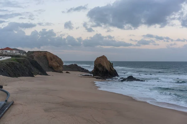 Stranden Santa Cruz Vid Solnedgången Portugal Med Ikoniska Stenblock — Stockfoto
