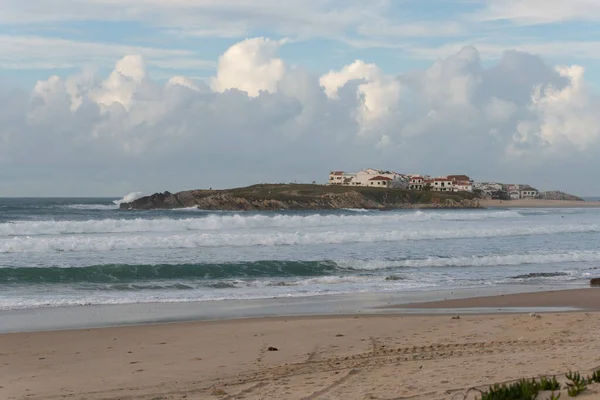 Stranden Baleal Island Och Vackra Hus Med Surfare Atlanten Peniche — Stockfoto